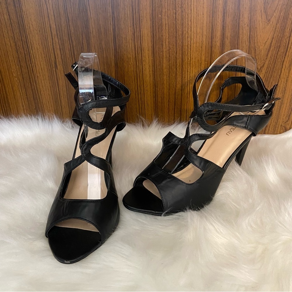 Le Chateau women’s black leather‎ strappy stiletto heeled shoes  in size 10
